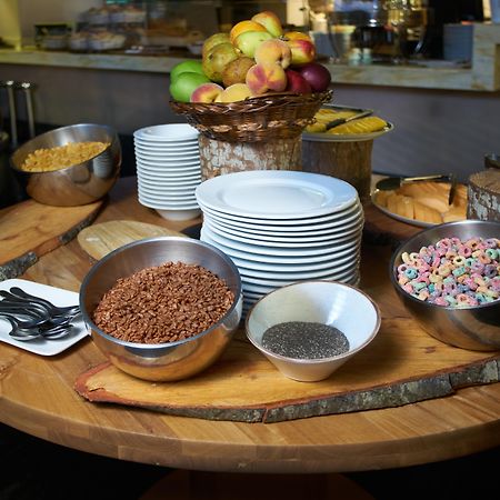 Hotel 100 Luxury Suites By Preferred Bogotá Exterior foto A breakfast buffet at a hotel