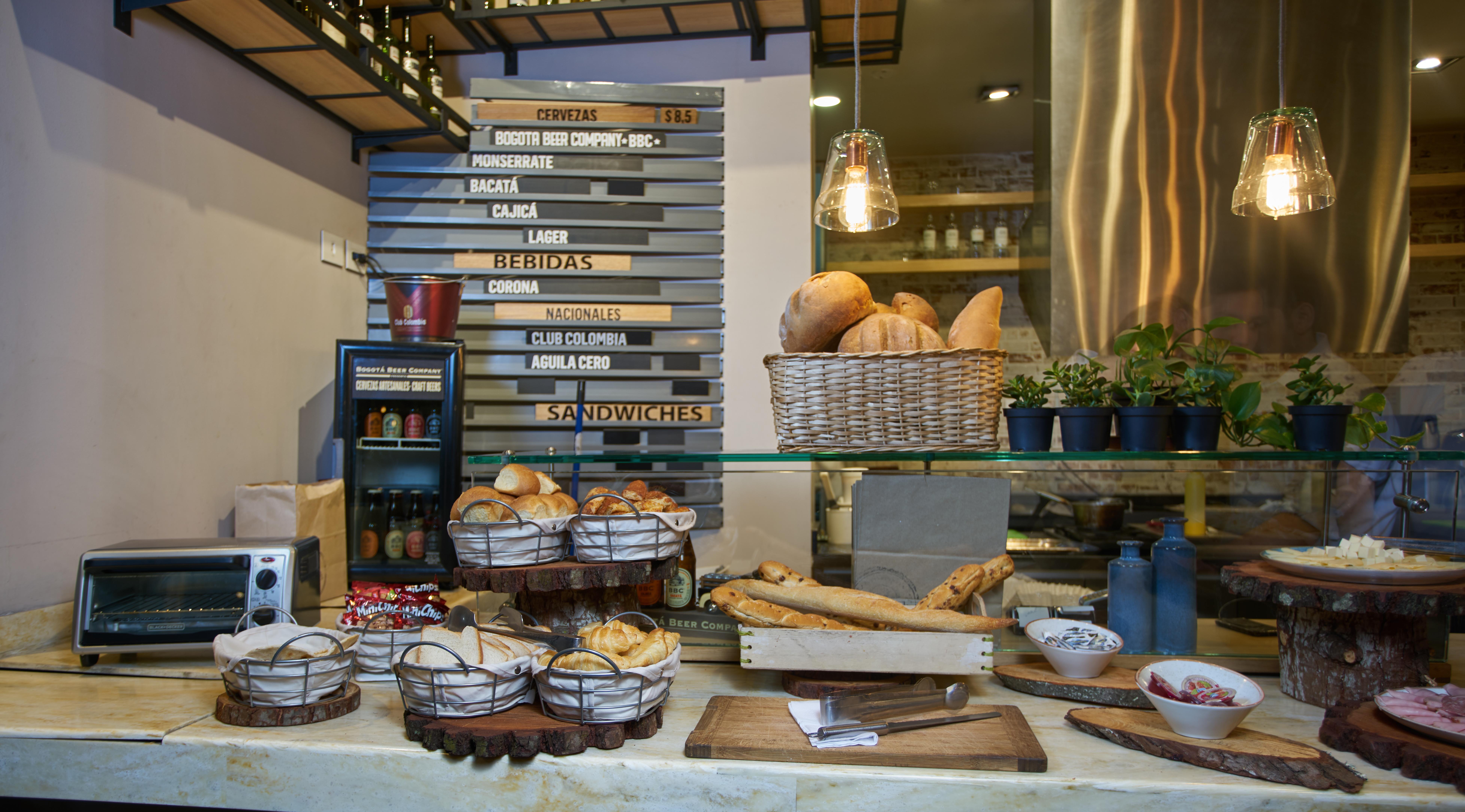 Hotel 100 Luxury Suites By Preferred Bogotá Exterior foto A typical display at a Spanish bakery