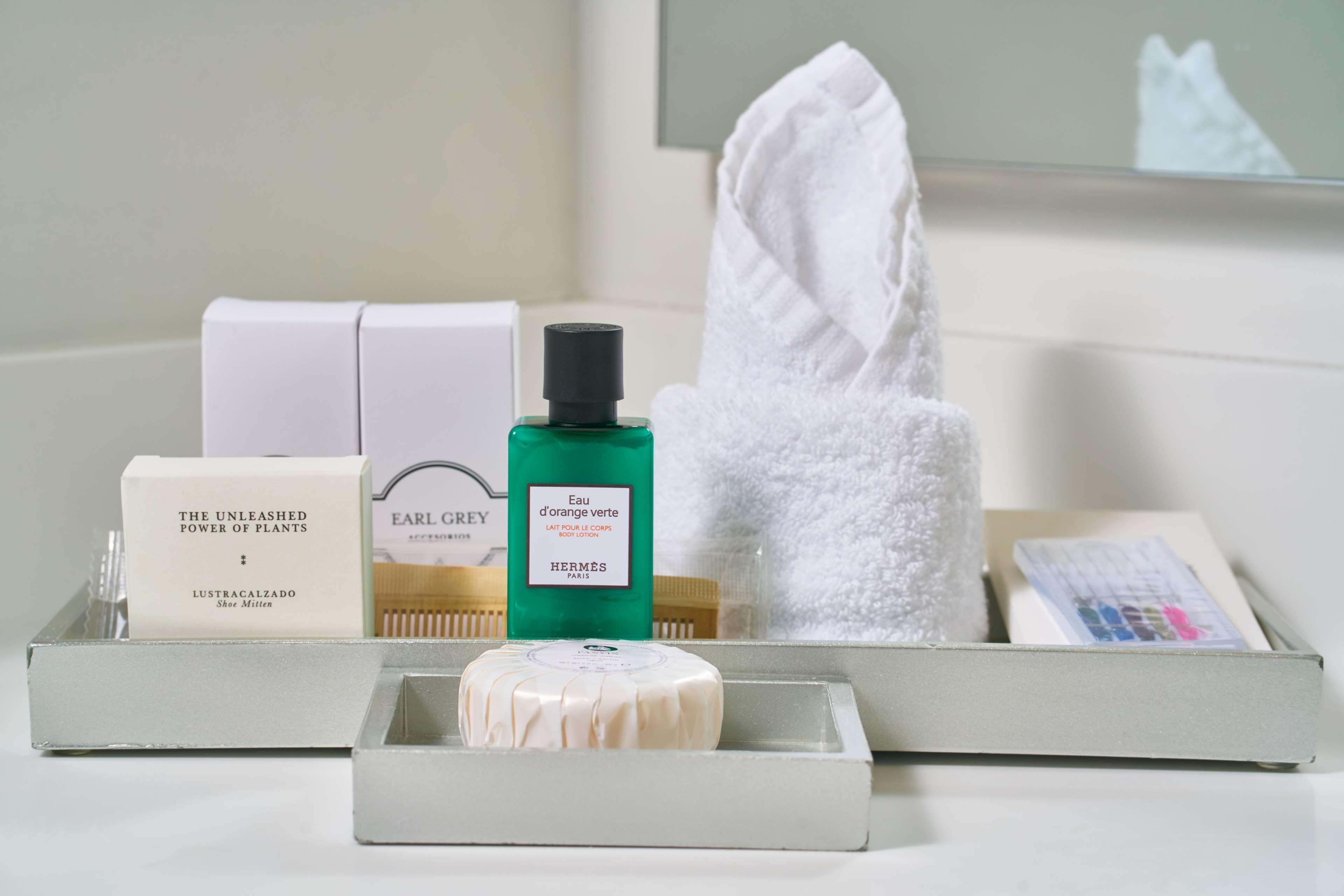 Hotel 100 Luxury Suites By Preferred Bogotá Exterior foto A selection of toiletries