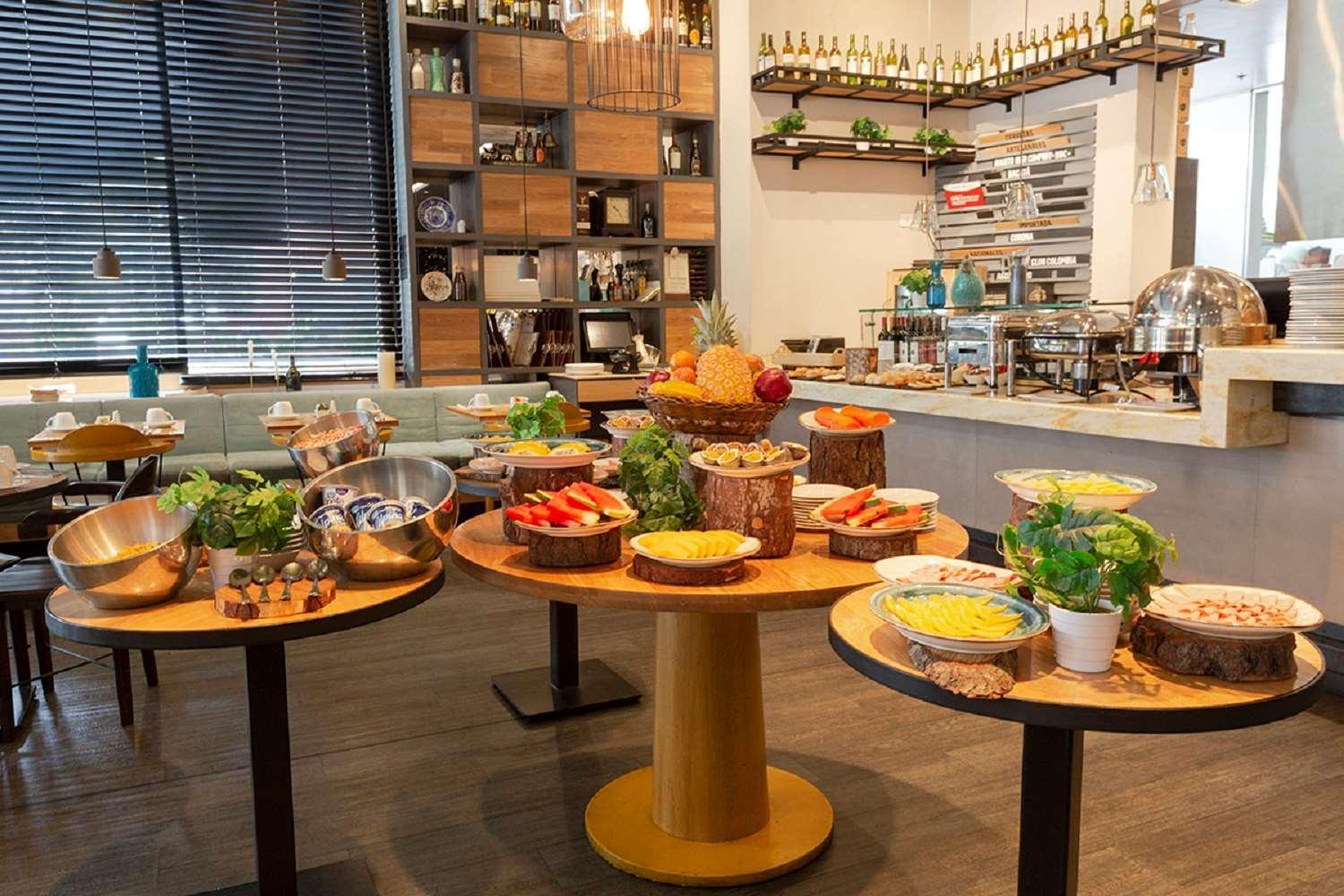 Hotel 100 Luxury Suites By Preferred Bogotá Exterior foto A buffet at a restaurant