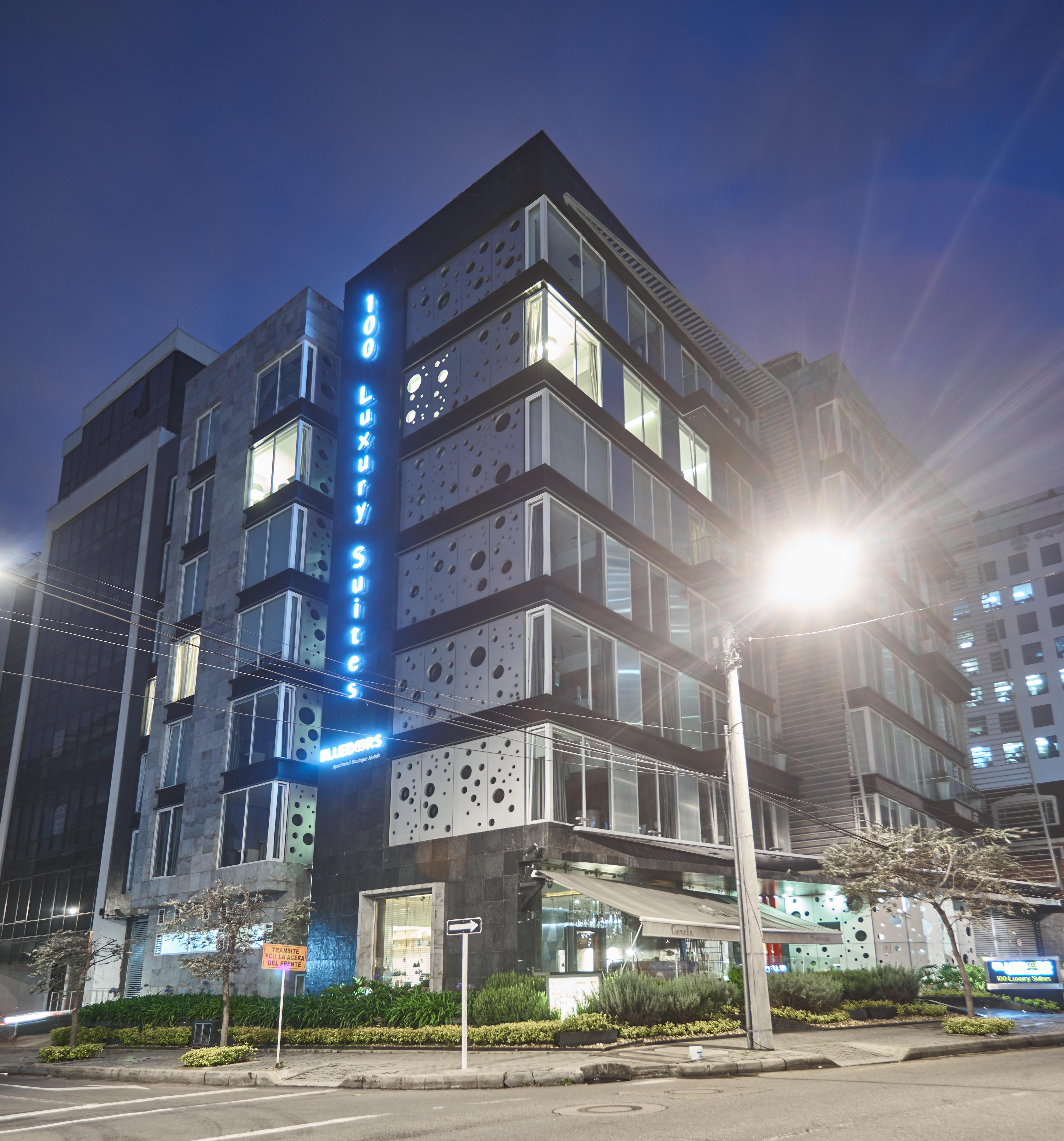 Hotel 100 Luxury Suites By Preferred Bogotá Exterior foto The hotel at night