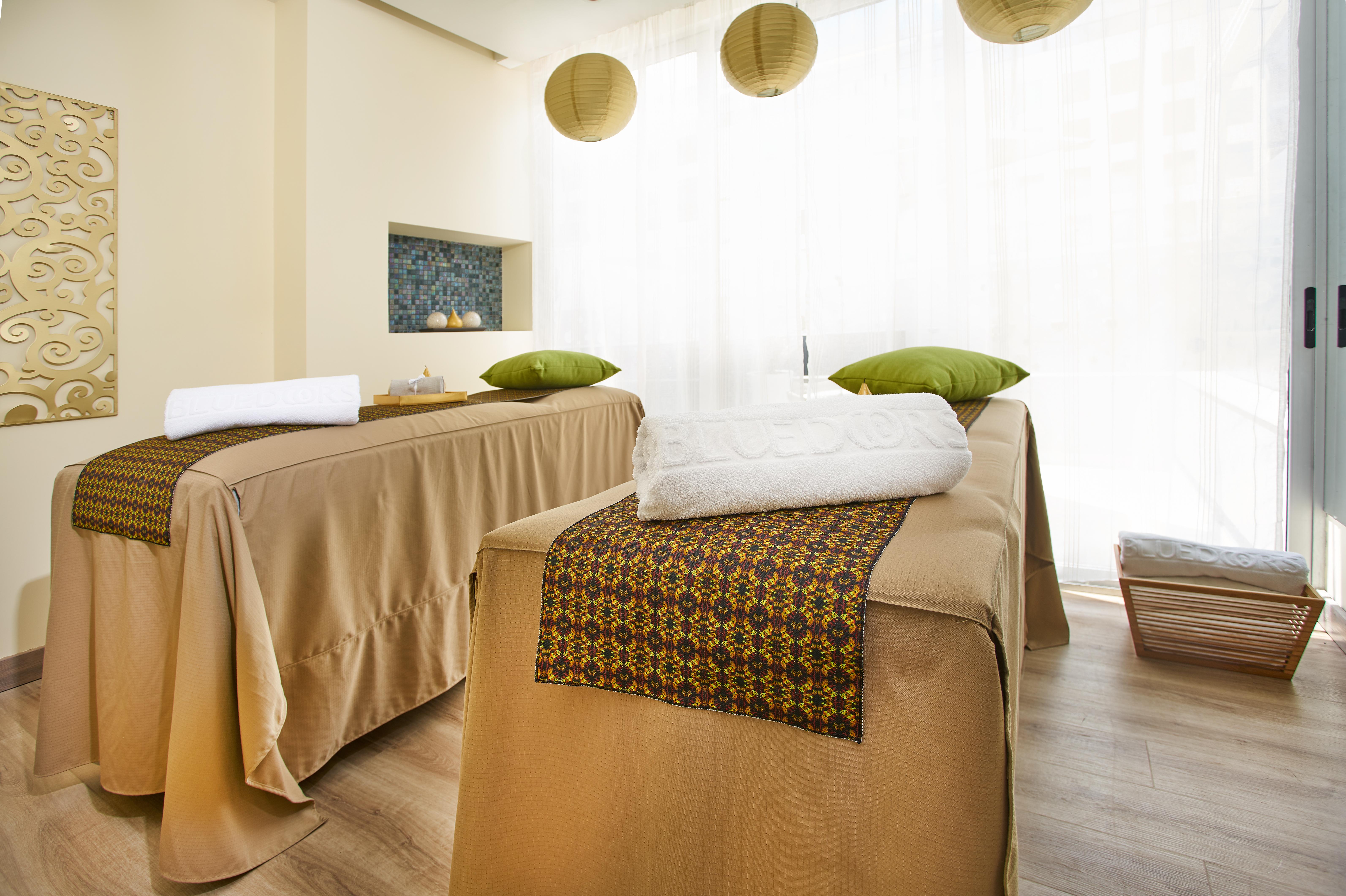 Hotel 100 Luxury Suites By Preferred Bogotá Exterior foto Thai massage beds