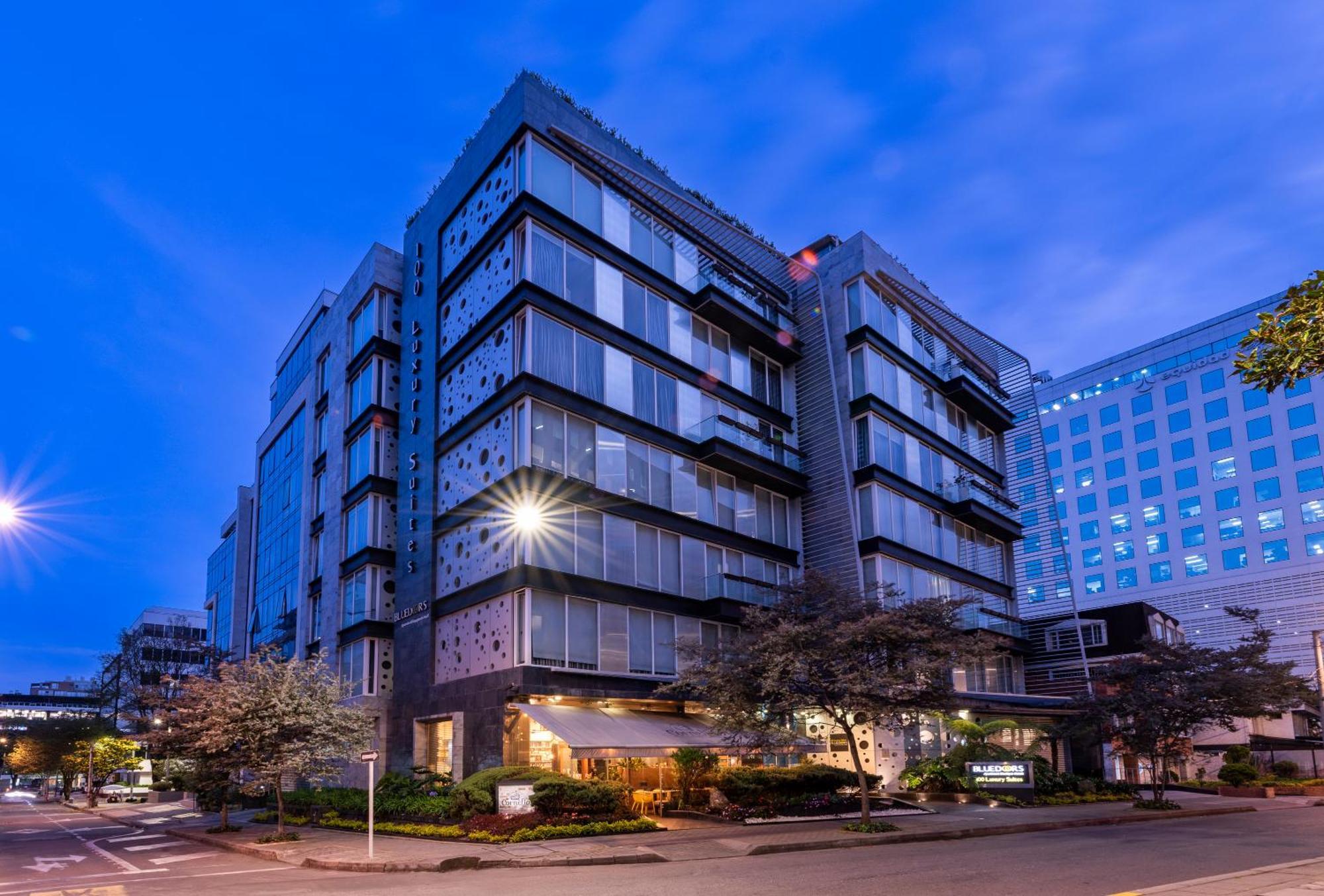 Hotel 100 Luxury Suites By Preferred Bogotá Exterior foto The hotel at night