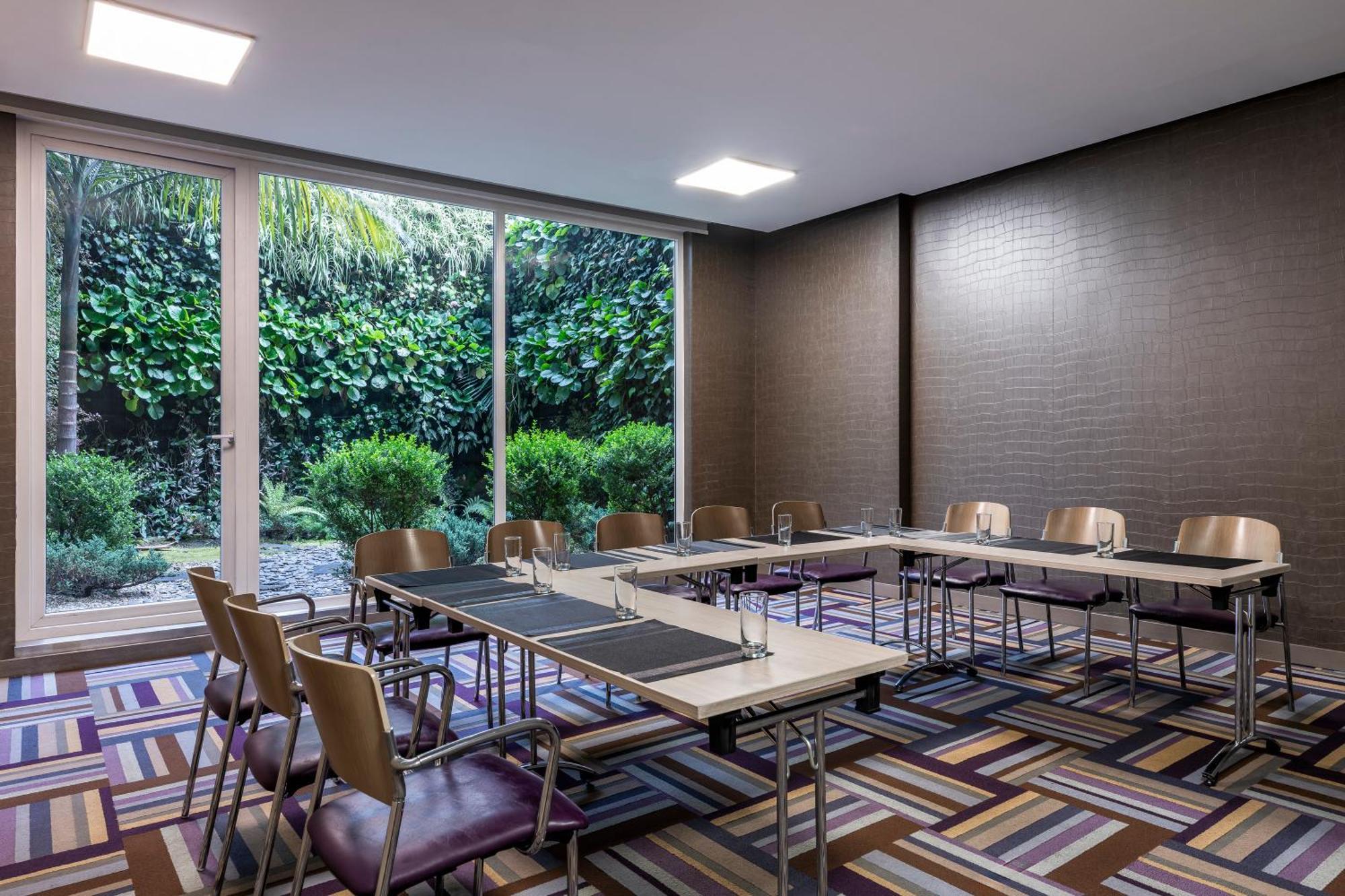 Hotel 100 Luxury Suites By Preferred Bogotá Exterior foto Meeting room