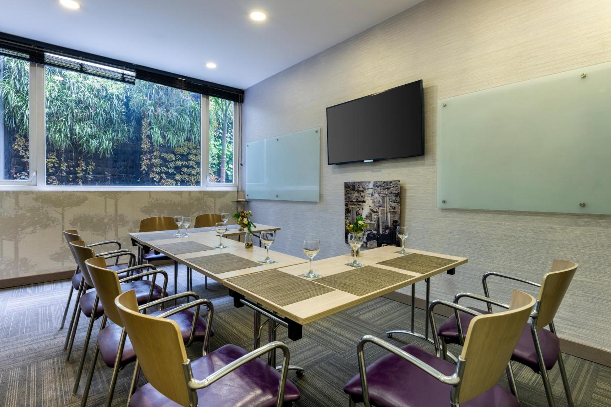 Hotel 100 Luxury Suites By Preferred Bogotá Exterior foto Meeting room