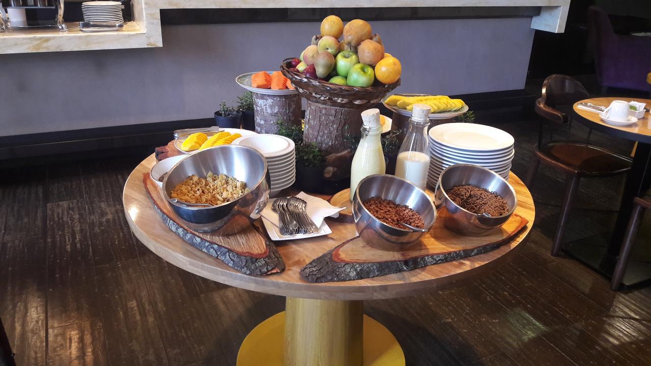 Hotel 100 Luxury Suites By Preferred Bogotá Exterior foto A selection of breakfast cereals
